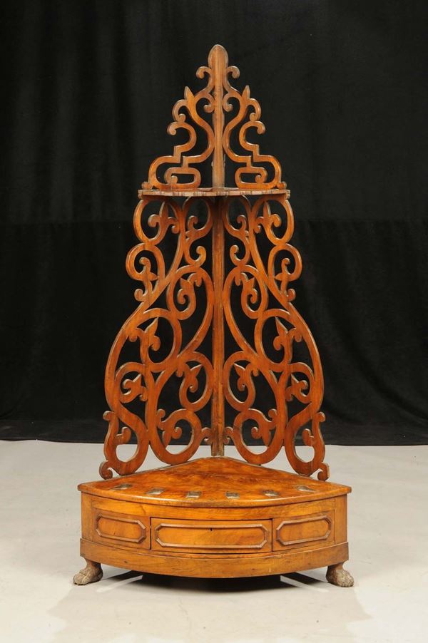 Fuciliera in legno di noce traforato, XX secolo