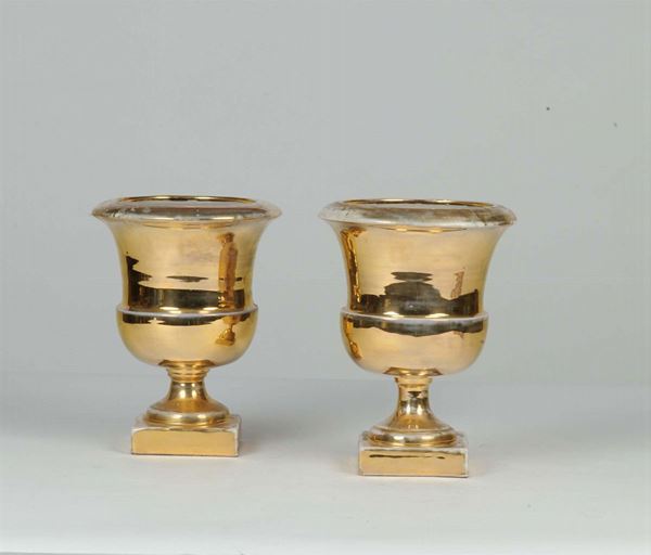 Coppia di vasi in porcellana dorati