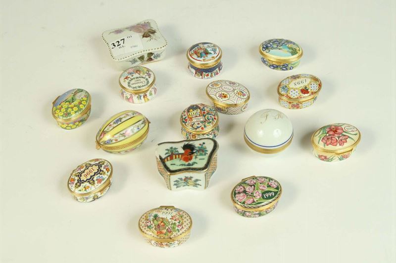 Quindici scatoline in ceramica diverse  - Auction House Sale Villa la Femara - Cambi Casa d'Aste