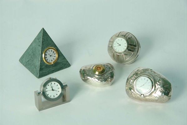 Lotto di cinque orologi da tavolo differenti
