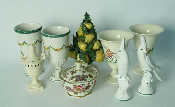 Lotto di oggetti in ceramica tra cui vasi, cesti ed altro