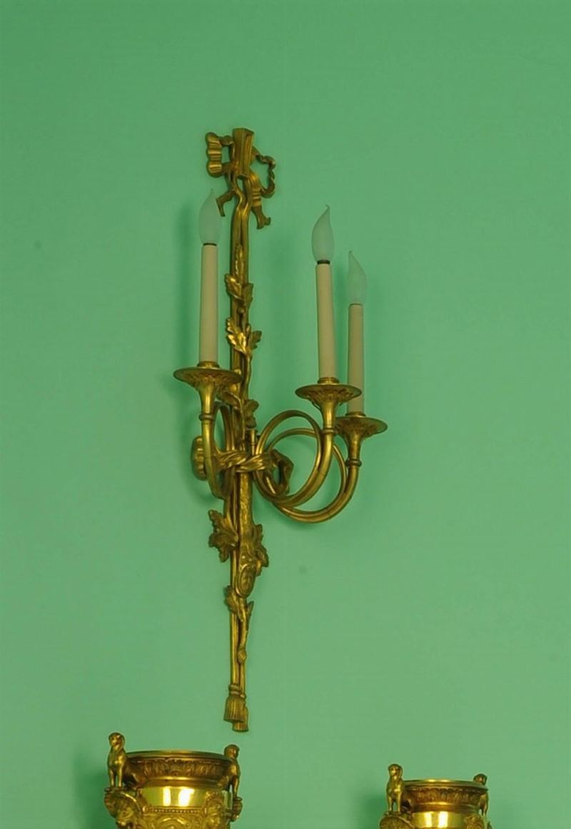 Quattro appliques in bronzo dorato a tre luci, XX secolo  - Auction House Sale Villa la Femara - Cambi Casa d'Aste