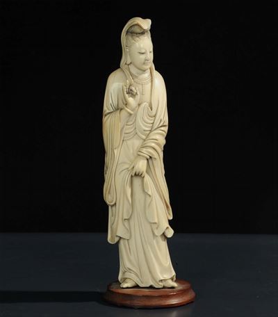 Statuina in Avorio Raffigurante Figura Femminile, Cina XX Secolo