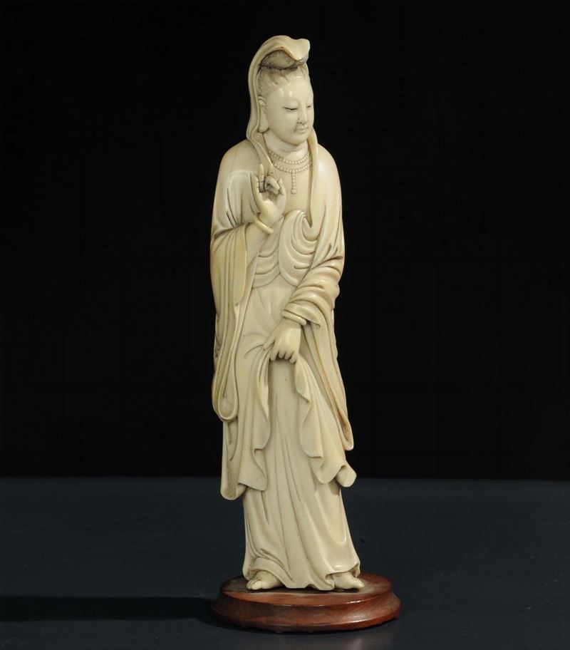 Statuina in avorio raffigurante figura femminile, Cina XX secolo  - Auction Antiquariato e Dipinti Antichi - Cambi Casa d'Aste