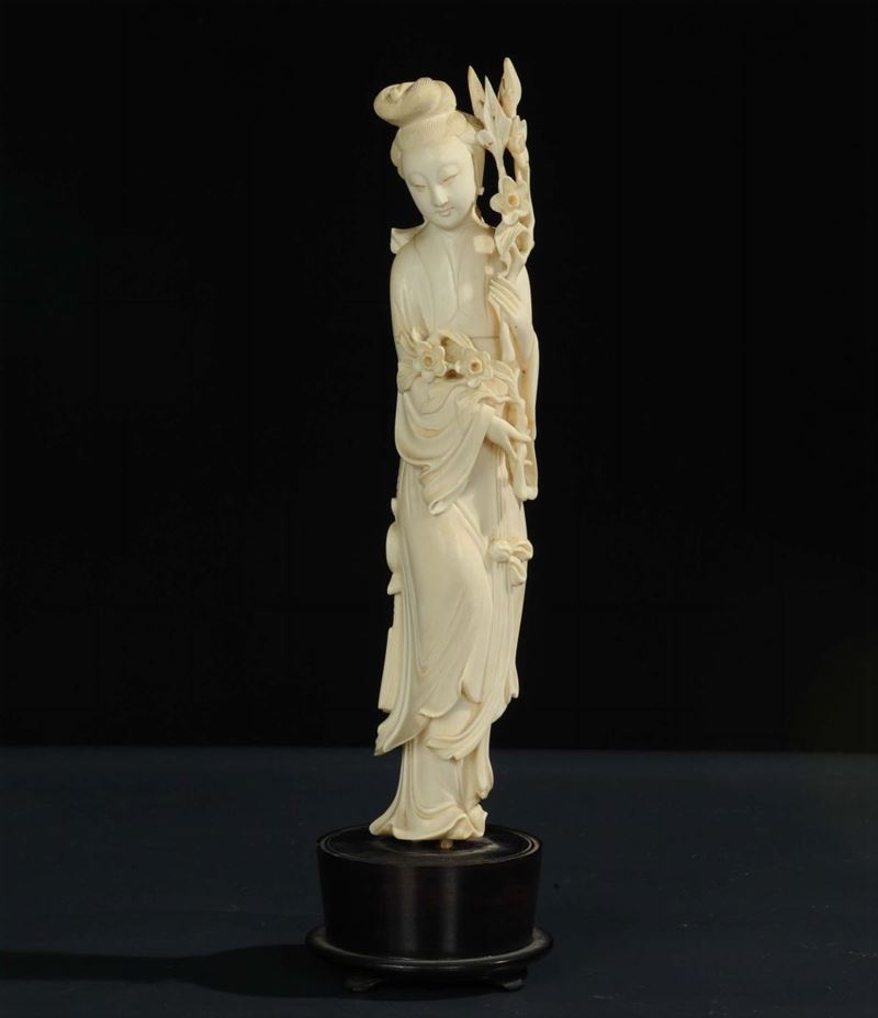 Figura di Guanyin in avorio, Giappone inizio XX secolo  - Asta Antiquariato e Dipinti Antichi - Cambi Casa d'Aste