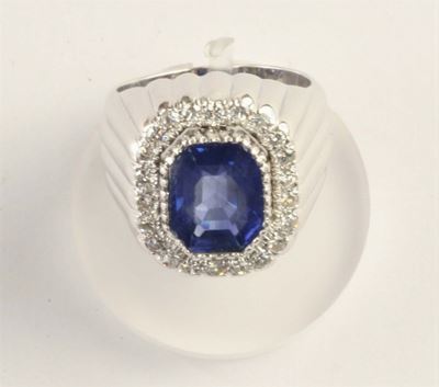Anello con Zaffiro Burma e Diamanti