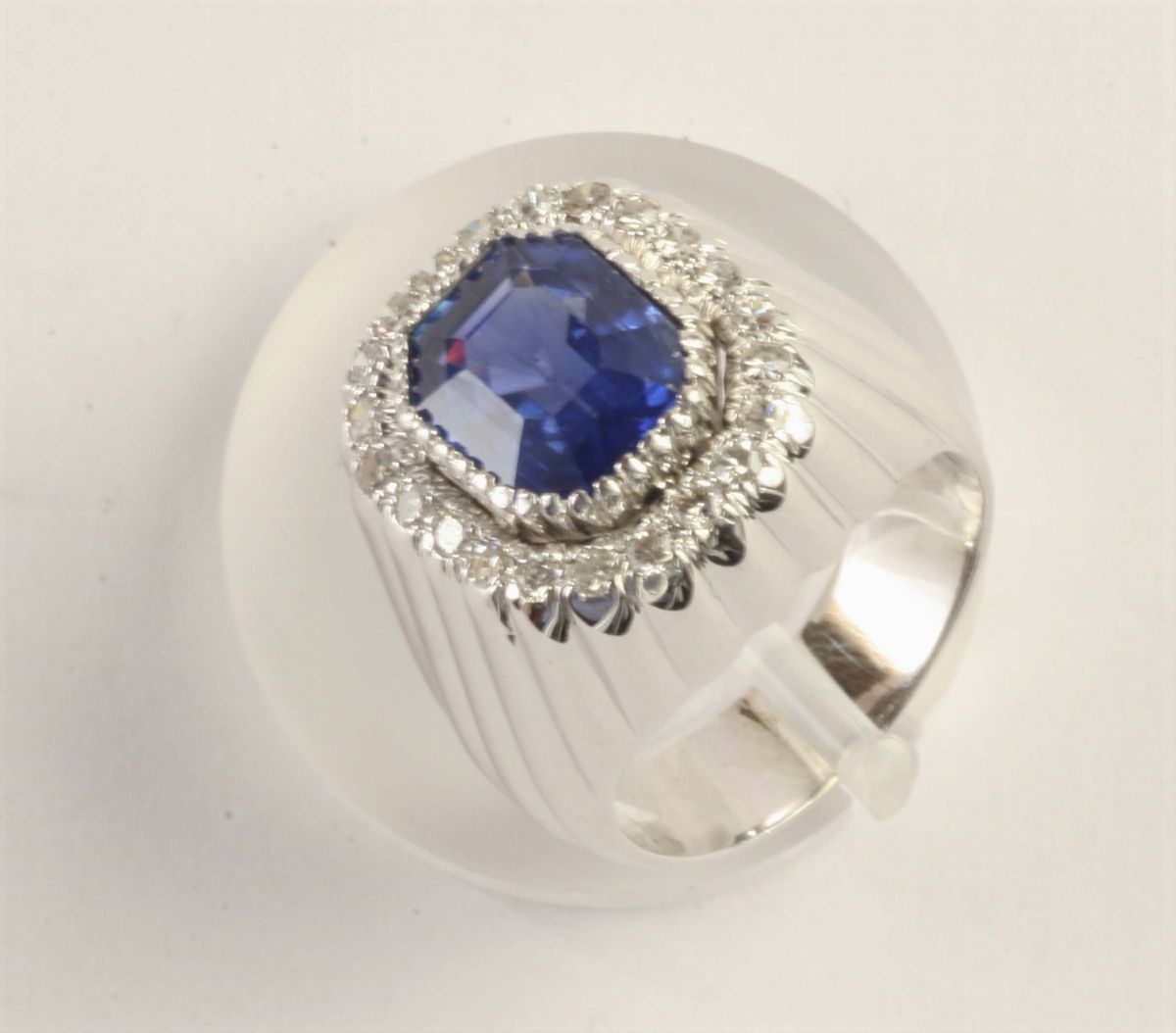 Anello con Zaffiro Burma e Diamanti