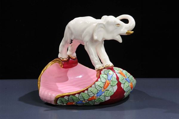 Royal Dux - CecoslovacchiaCentrotavola in porcellana policroma con elefante