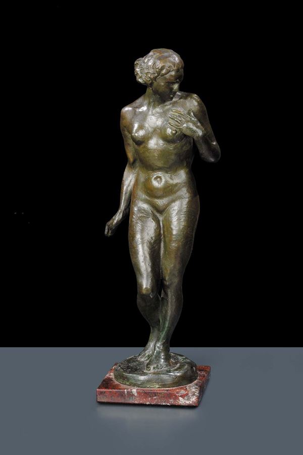 Statua deco in bronzo a patina scura raffigurante nudo femminile in piedi