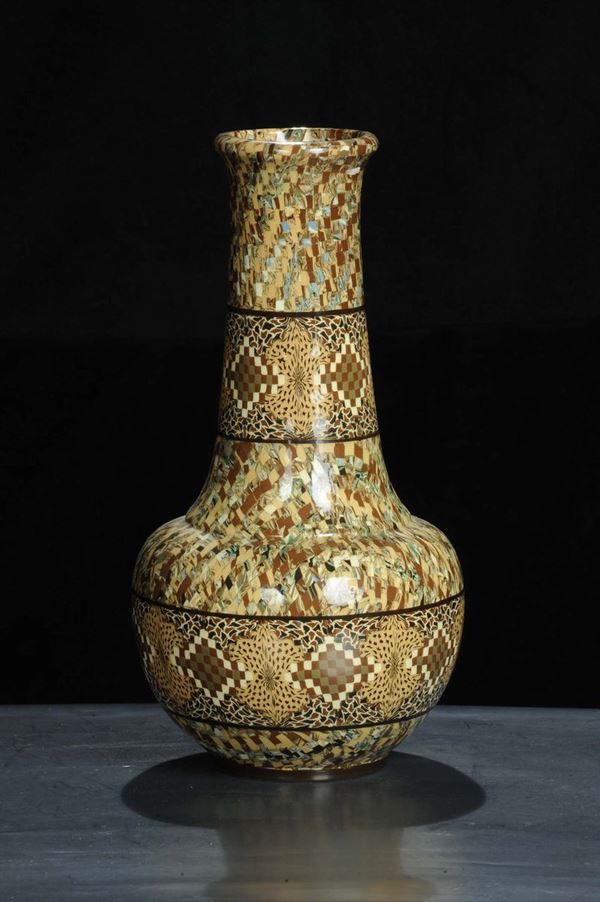 Vaso in ceramica decorato nei toni del marrone