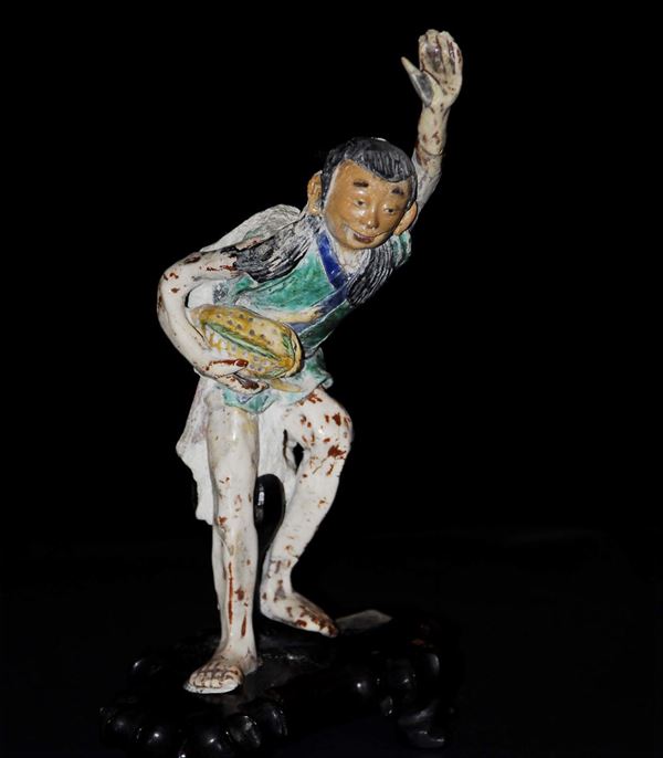 Statuina raffigurante personaggio con mano alzata, Cina XX secolo