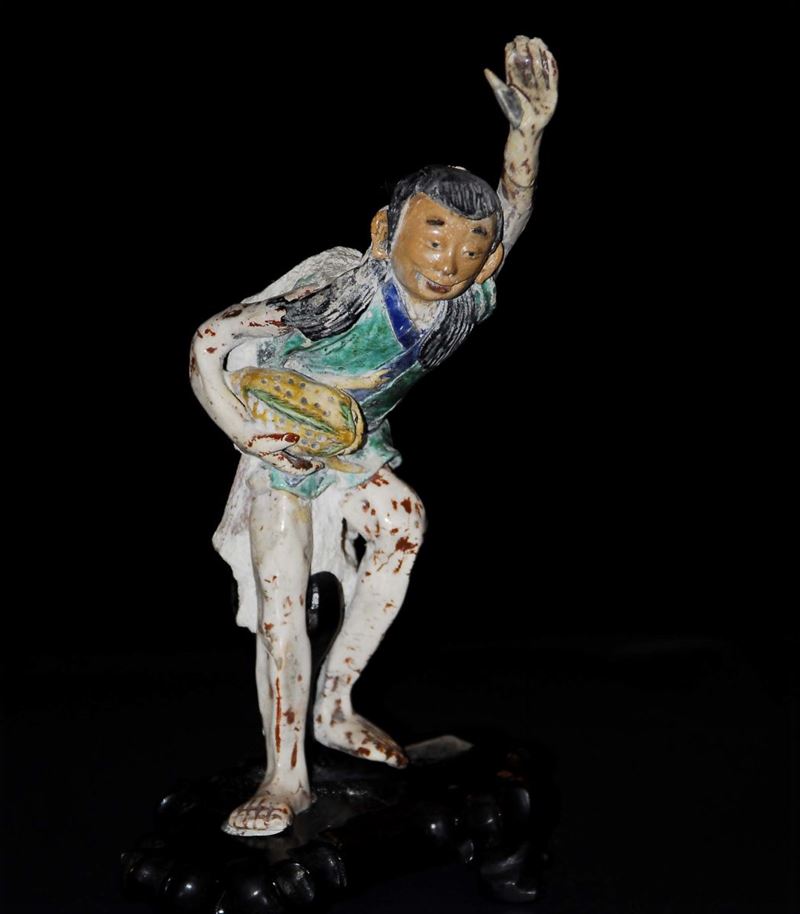Statuina raffigurante personaggio con mano alzata, Cina XX secolo  - Auction Antiques and Old Masters - Cambi Casa d'Aste