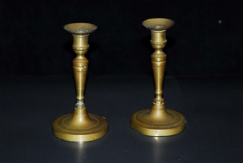 Coppia di candelieri in bronzo ad una fiamma  - Auction Antiquariato, Argenti e Dipinti Antichi - Cambi Casa d'Aste
