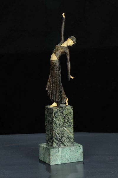 Statuina Raffigurante Figura Femminile su Base in Marmo