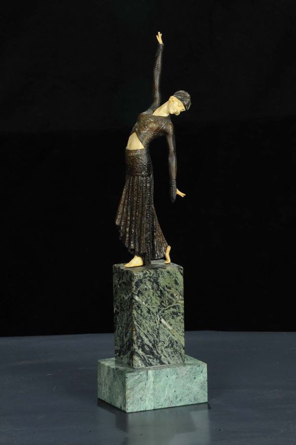 Statuina raffigurante figura femminile su base in marmo