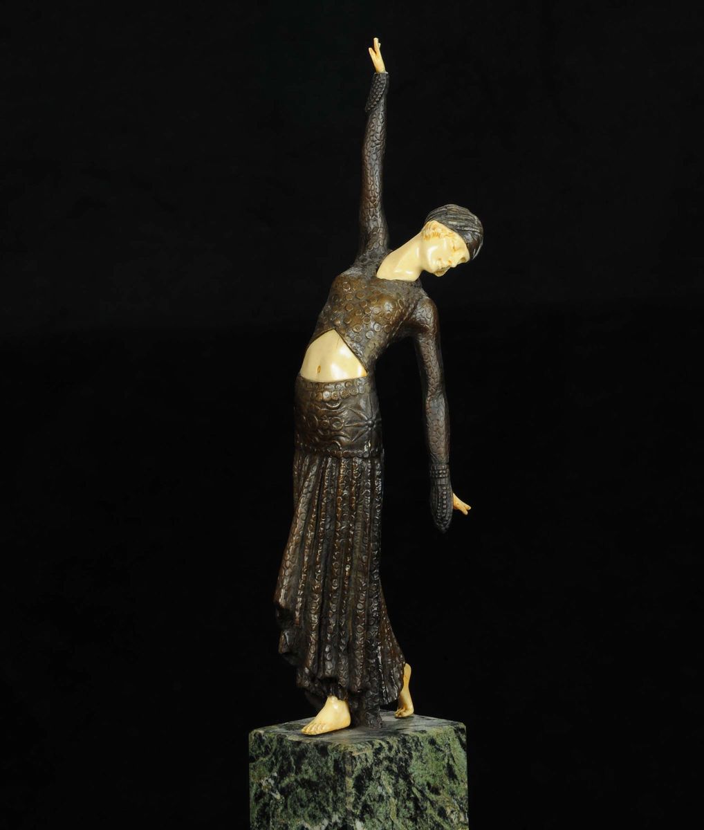 Statuina Raffigurante Figura Femminile su Base in Marmo