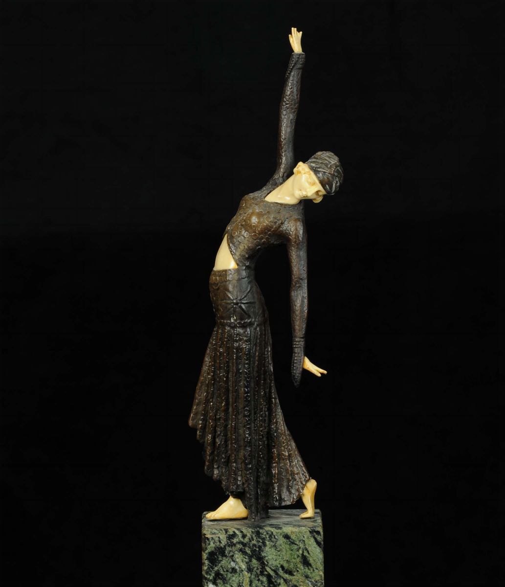 Statuina Raffigurante Figura Femminile su Base in Marmo