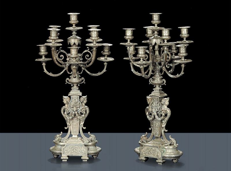 Coppia di candelabri in metallo argentato, XX secolo  - Asta Antiquariato, Argenti e Dipinti Antichi - Cambi Casa d'Aste