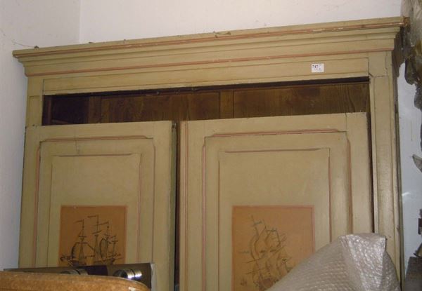 Armadio a due ante dipinto con velieri, XX secolo