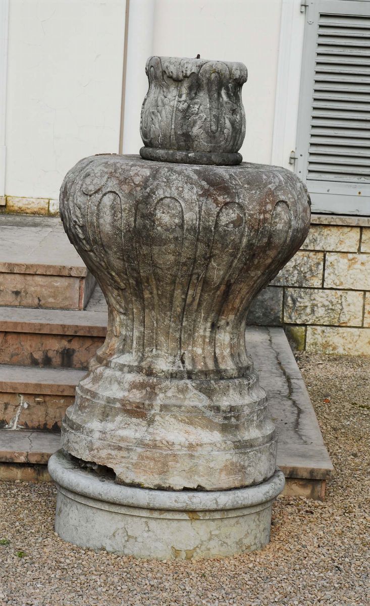 Coppia di Grandi Vasi Ornamentali in Marmo Rosso di Sicilia, Palermo 1750 Circa,