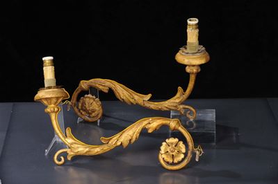 Coppia di Appliques Ad una Luce in Metallo Dorato, XIX Secolo