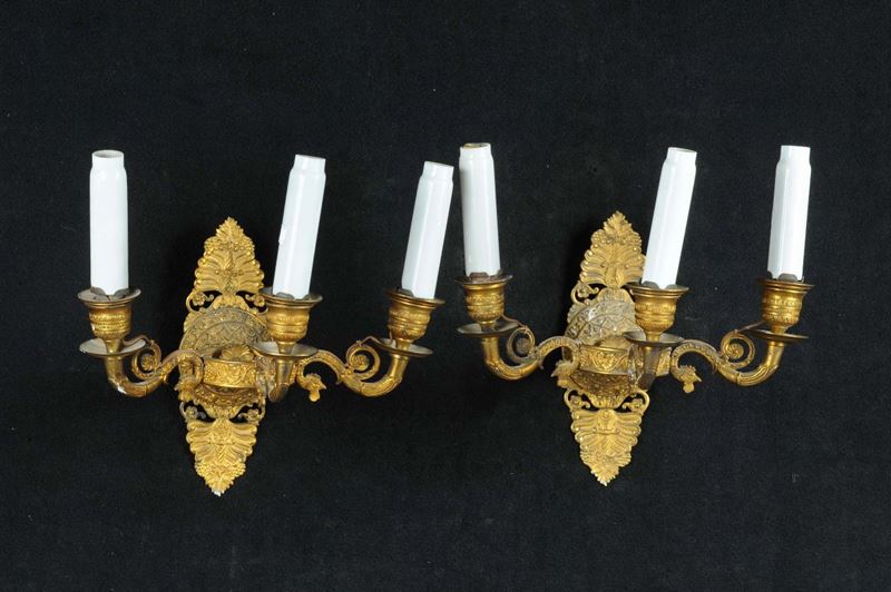 Coppia di appliques in bronzo dorato a tre luci, XX secolo  - Auction Antiquariato e Dipinti Antichi - Cambi Casa d'Aste