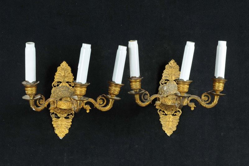 Coppia di appliques in bronzo dorato a tre luci, XX secolo  - Asta Antiquariato e Dipinti Antichi - Cambi Casa d'Aste