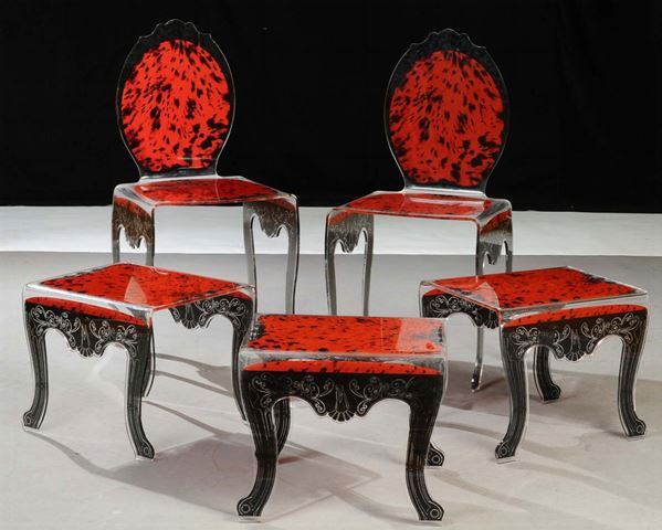 Due sedie e tre sgabelli in plastica trasparente dipinta rossa e nera