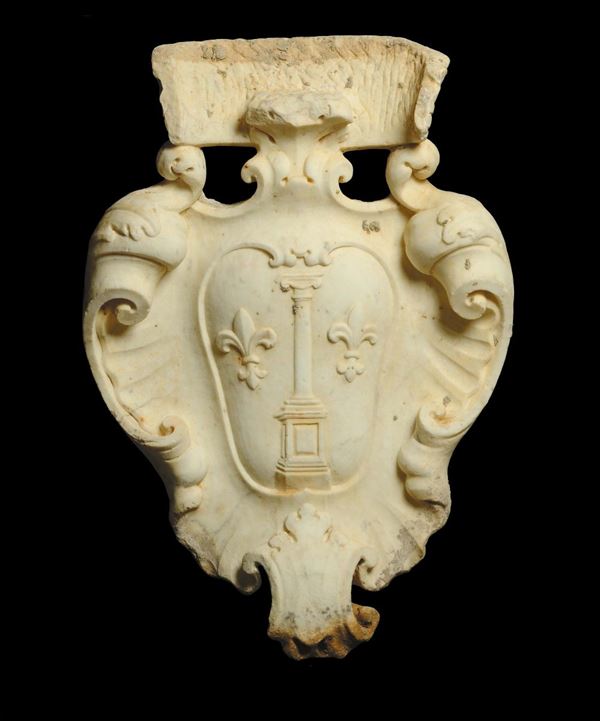 Stemma in marmo con insegna nobiliare, XVIII secolo