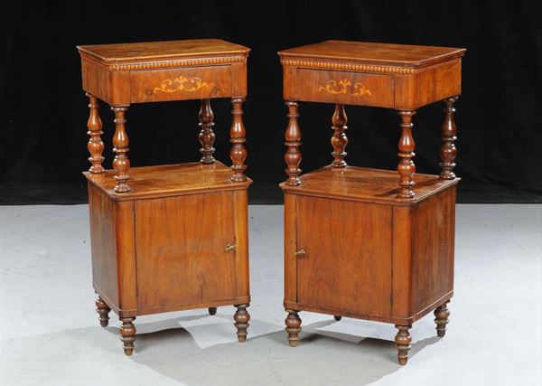 Coppia di comodini Carlo X in noce intarsiato, XIX secolo