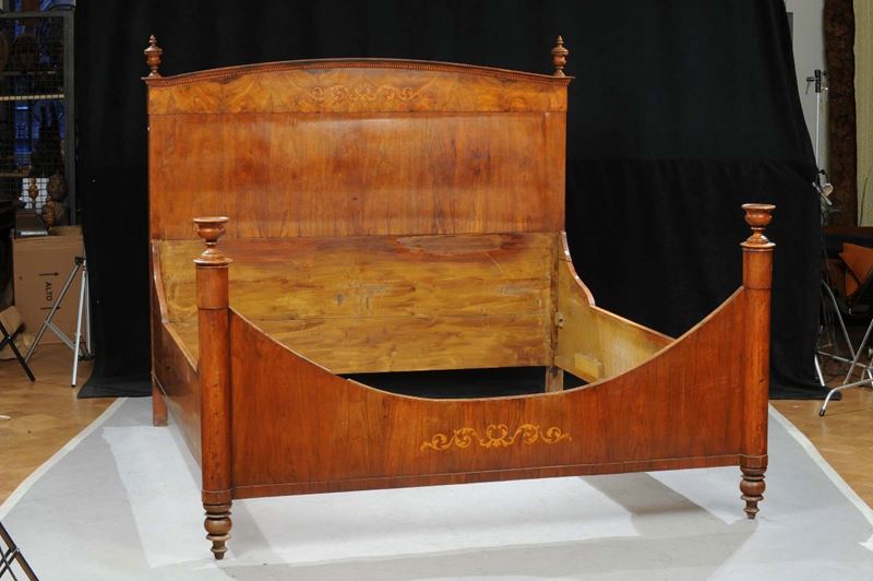 Letto matrimoniale Carlo X lastronato in noce, XIX secolo  - Asta Antiquariato e Dipinti Antichi - Cambi Casa d'Aste