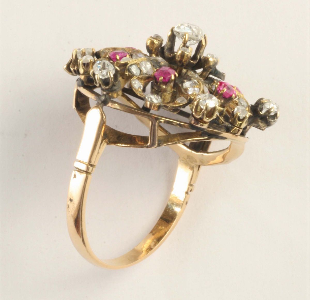 Anello con Diamanti di Vecchio Taglio e Rubini