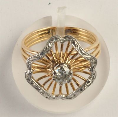 Anello Festonato con Diamante Centrale