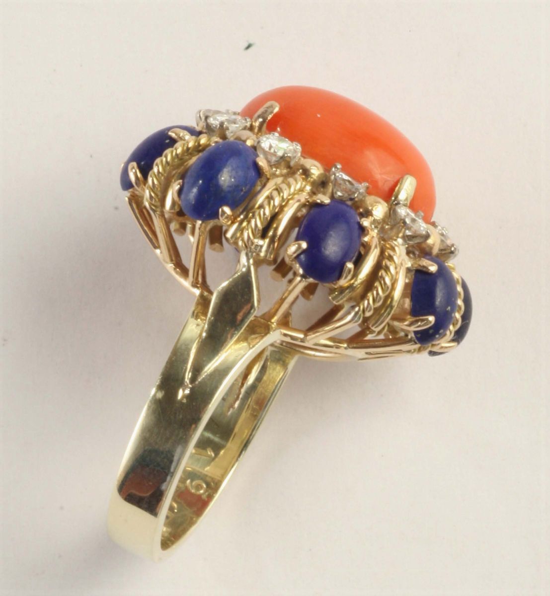 Anello con Corallo, Lapislazzuli e Diamanti