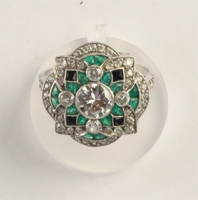 Anello con Diamanti, Smeraldi e Piccoli Zaffiri