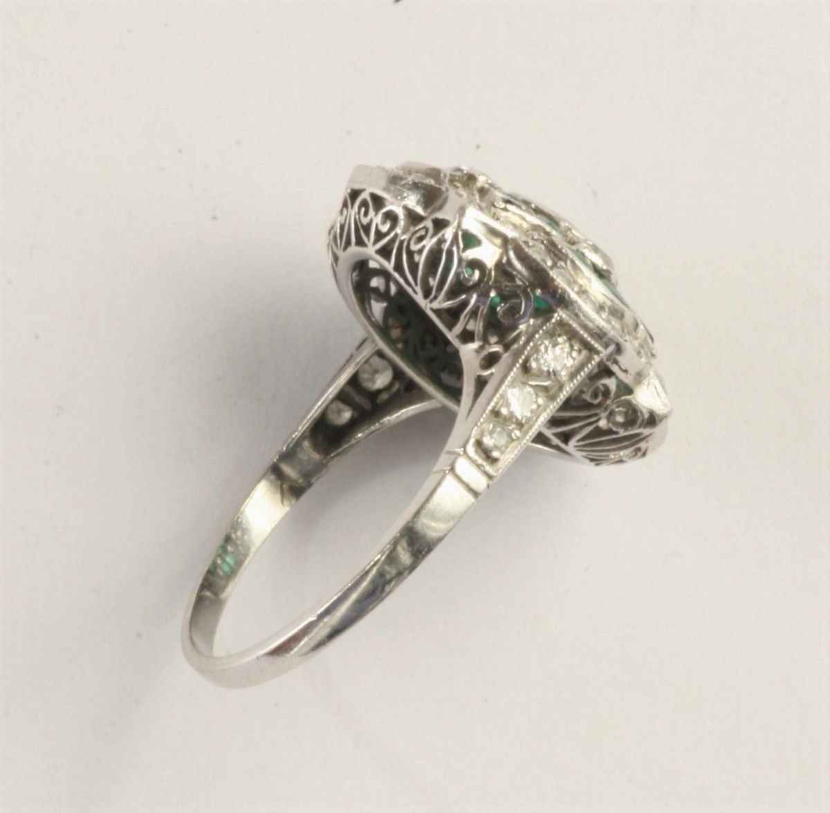 Anello con Diamanti, Smeraldi e Piccoli Zaffiri