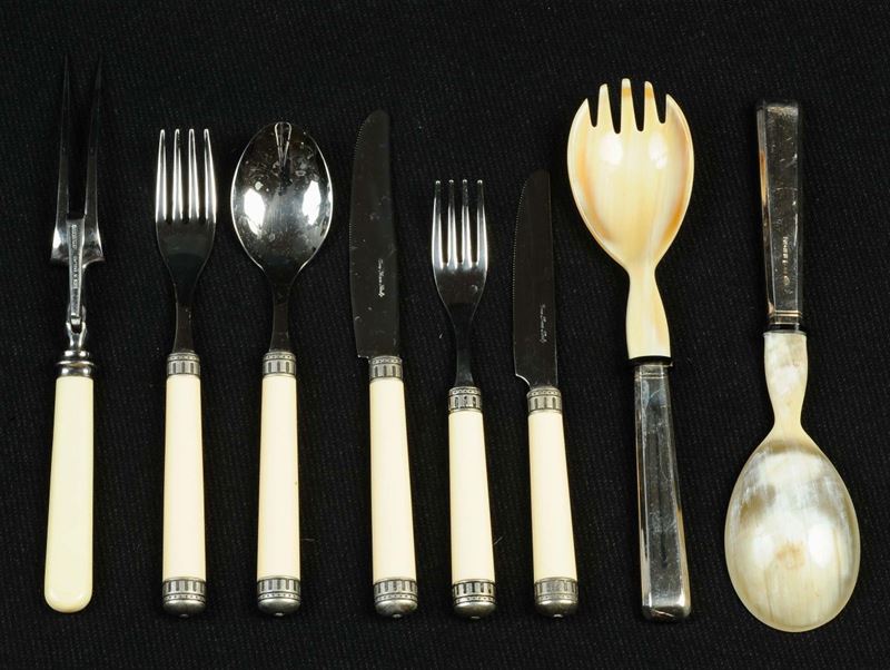 ERRATA CORRIGEIL SERVIZIO  DA OTTO E NON QUATTORDICIServizio di posate da quattordici in metallo  - Auction Antiquariato e Dipinti Antichi - Cambi Casa d'Aste