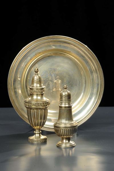 Lotto di Due Spargizzucchero ed un Piatto in Argento, Gr. 950 Circa
