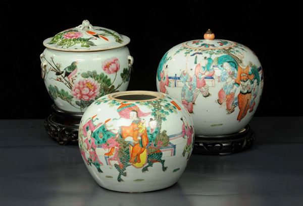 Lotto di tre vasi in porcellana, Cina XIX-XX secolo