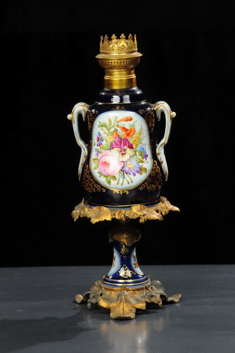 Lampada a petrolio a due manici in porcellana, XX secolo  - Auction OnLine Auction 03-2012 - Cambi Casa d'Aste
