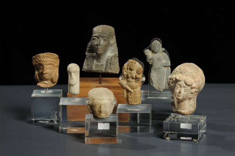 Lotto di sette frammenti di teste indonesiane in materiali diversi  - Asta Antiquariato e Dipinti Antichi - Cambi Casa d'Aste