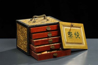 Piccolo Stipo Orientale in Legno Contenente Mah-jong