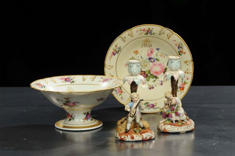 Lotto di due alzate e coppia di candelieri in porcellana, XIX secolo  - Auction OnLine Auction 05-2012 - Cambi Casa d'Aste