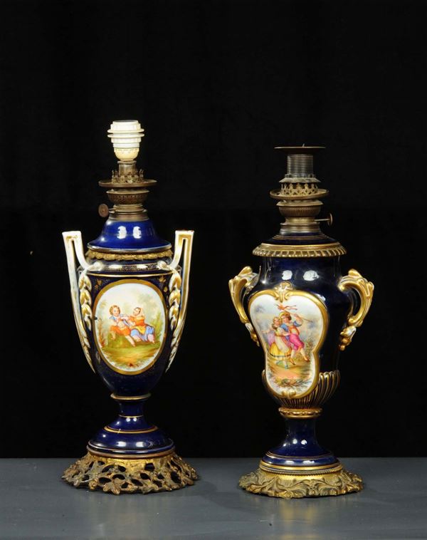Due vasi diversi in porcellana policroma, Francia XIX secolo