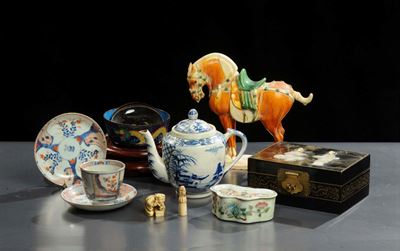 Lotto Composto da Tre Oggetti di Gusto Orientale