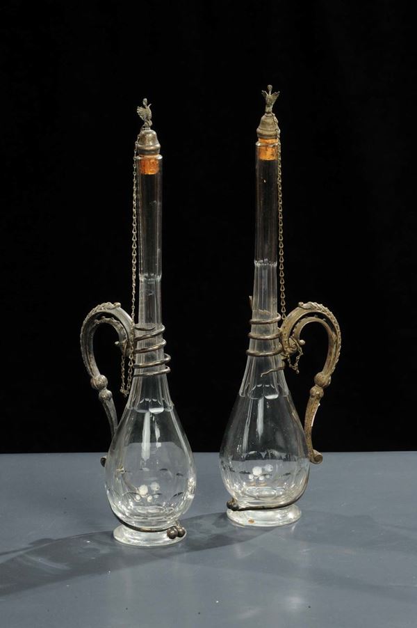Coppia di bottiglie in vetro con manici in metallo argentato, XX secolo