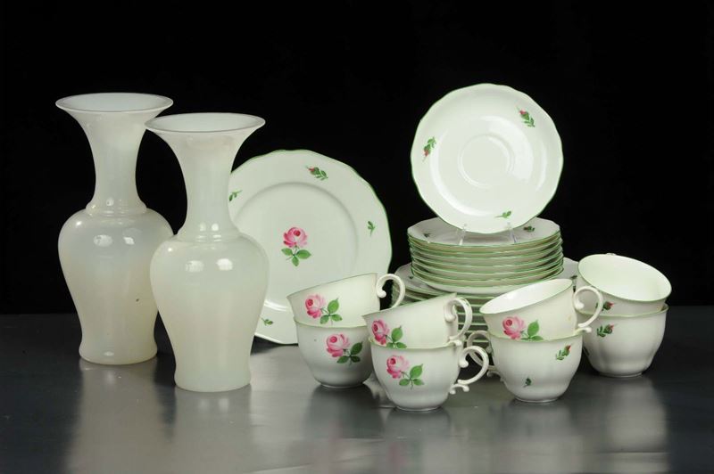 Lotto composto da otto piatti da dolce, otto tazzine con piattini Vienna pi due vasi in opaline  - Auction Antiquariato e Dipinti Antichi - Cambi Casa d'Aste