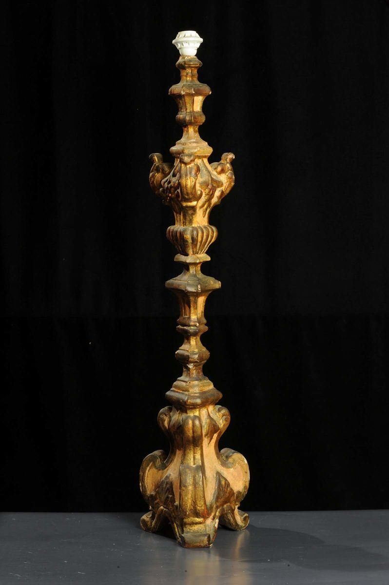 Candelabro in legno laccato e dorato  - Asta Antiquariato e Dipinti Antichi - Cambi Casa d'Aste