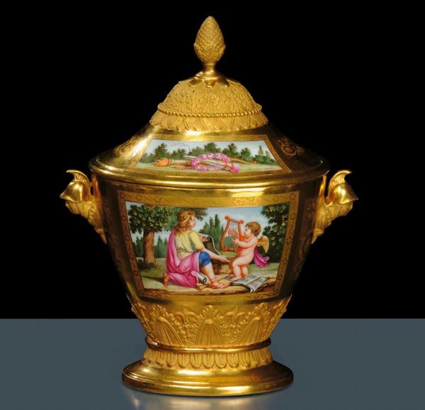 Vaso in porcellana dorata con coperchio, Duhamel XVIII secolo