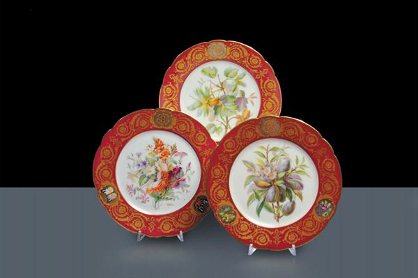 Tre piatti in porcellana a decorazione floreale, Parigi XIX secolo